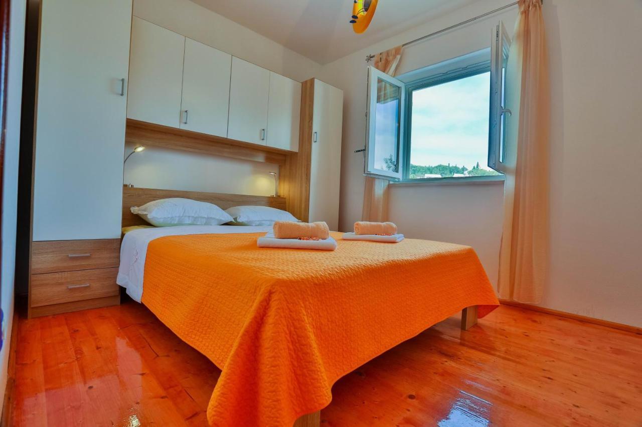 Apartments Lenka Sutivan Bagian luar foto